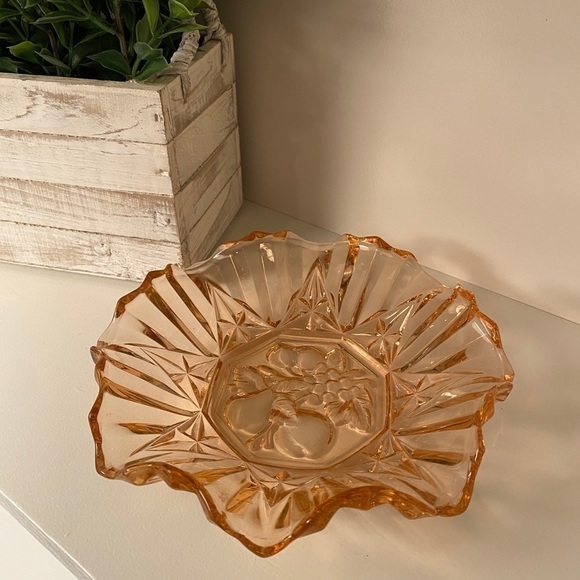 Pink depression glass ruffled edge bowl Indiana Glass Co. Pioneer Pattern - Picture 1 of 6